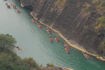 最近同学合伙想开个小店 网店也行 实体店也行 给点关于开店方面的策划 关于卖服装