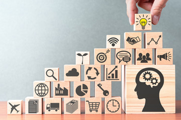 最近同学合伙想开个小店 网店也行 实体店也行 给点关于开店方面的策划 关于卖服装