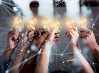 最近同学合伙想开个小店 网店也行 实体店也行 给点关于开店方面的策划 关于卖服装