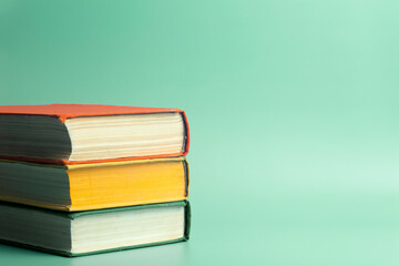 最近同学合伙想开个小店 网店也行 实体店也行 给点关于开店方面的策划 关于卖服装