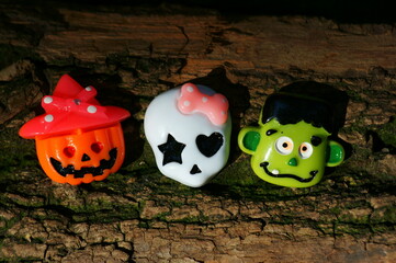 最近同学合伙想开个小店 网店也行 实体店也行 给点关于开店方面的策划 关于卖服装