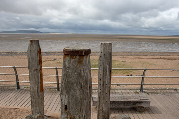 最近同学合伙想开个小店 网店也行 实体店也行 给点关于开店方面的策划 关于卖服装