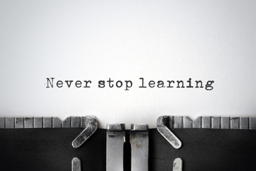 最近同学合伙想开个小店 网店也行 实体店也行 给点关于开店方面的策划 关于卖服装